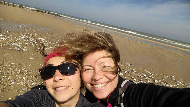 Marie-Christine et Roma en marche sur le chemin de Saint Jacques pour L'Arche au Bangladesh