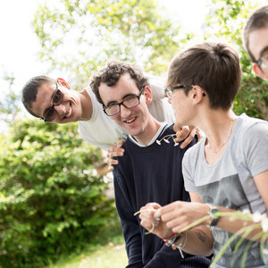 personnes handicapées mentales dans un jardin