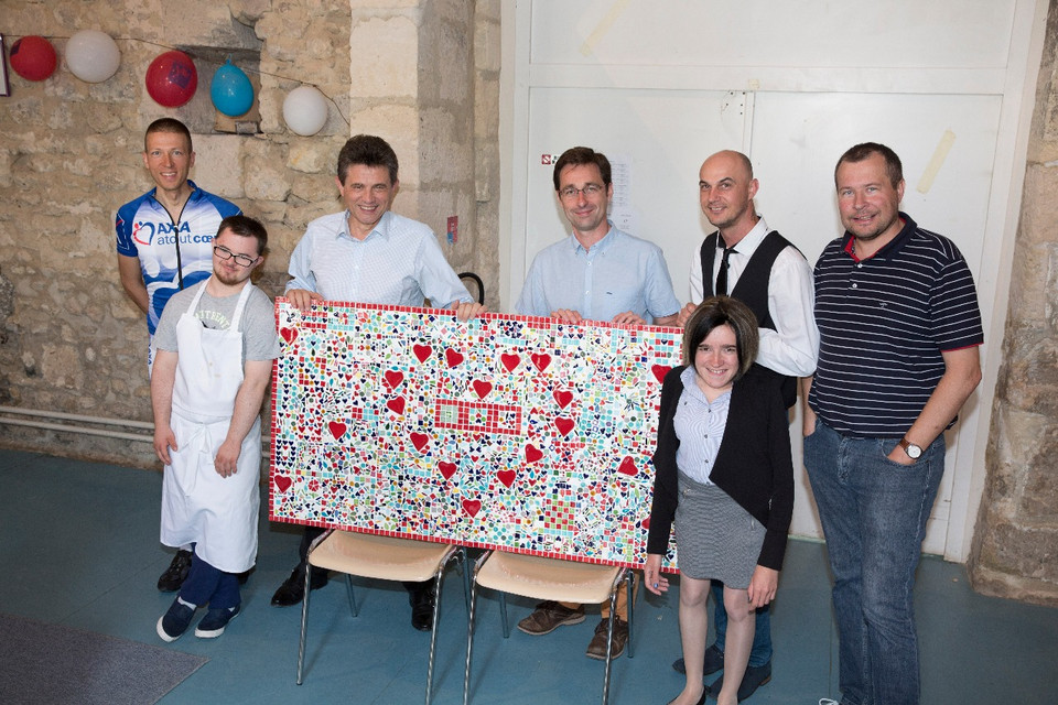 henri de castries exhive une mosaique avec des personnes handicapées mentales de l'arche à trosly