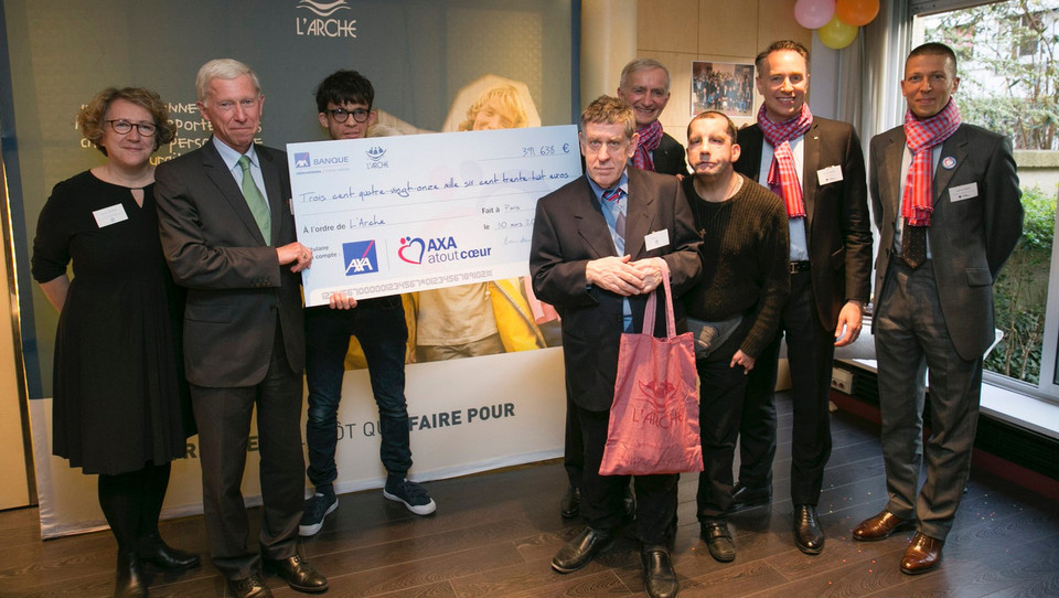 Passage de relais « fil rouge » d’Axa Atout Cœur entre L’Arche et la Croix Rouge