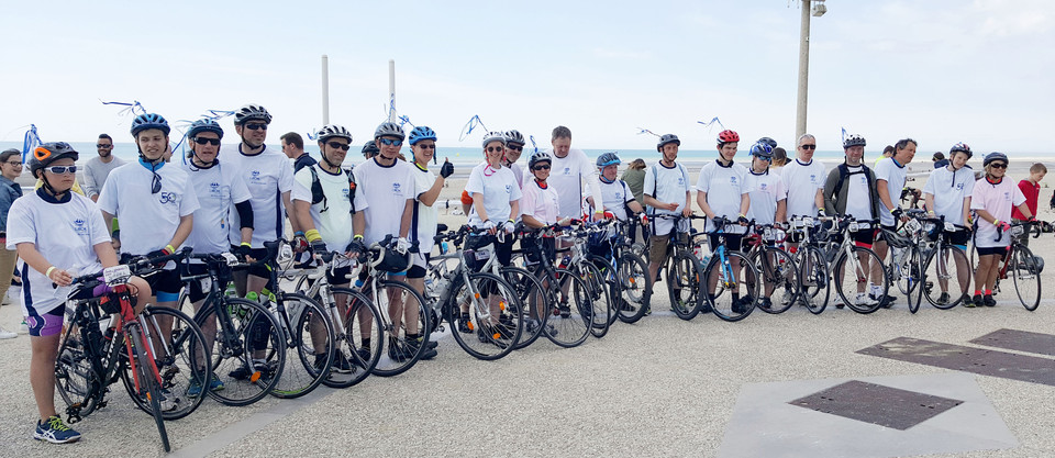 Arrivée des cyclistes à la ligne d'arrivée du rallye cyclo Lille-Hardelot.